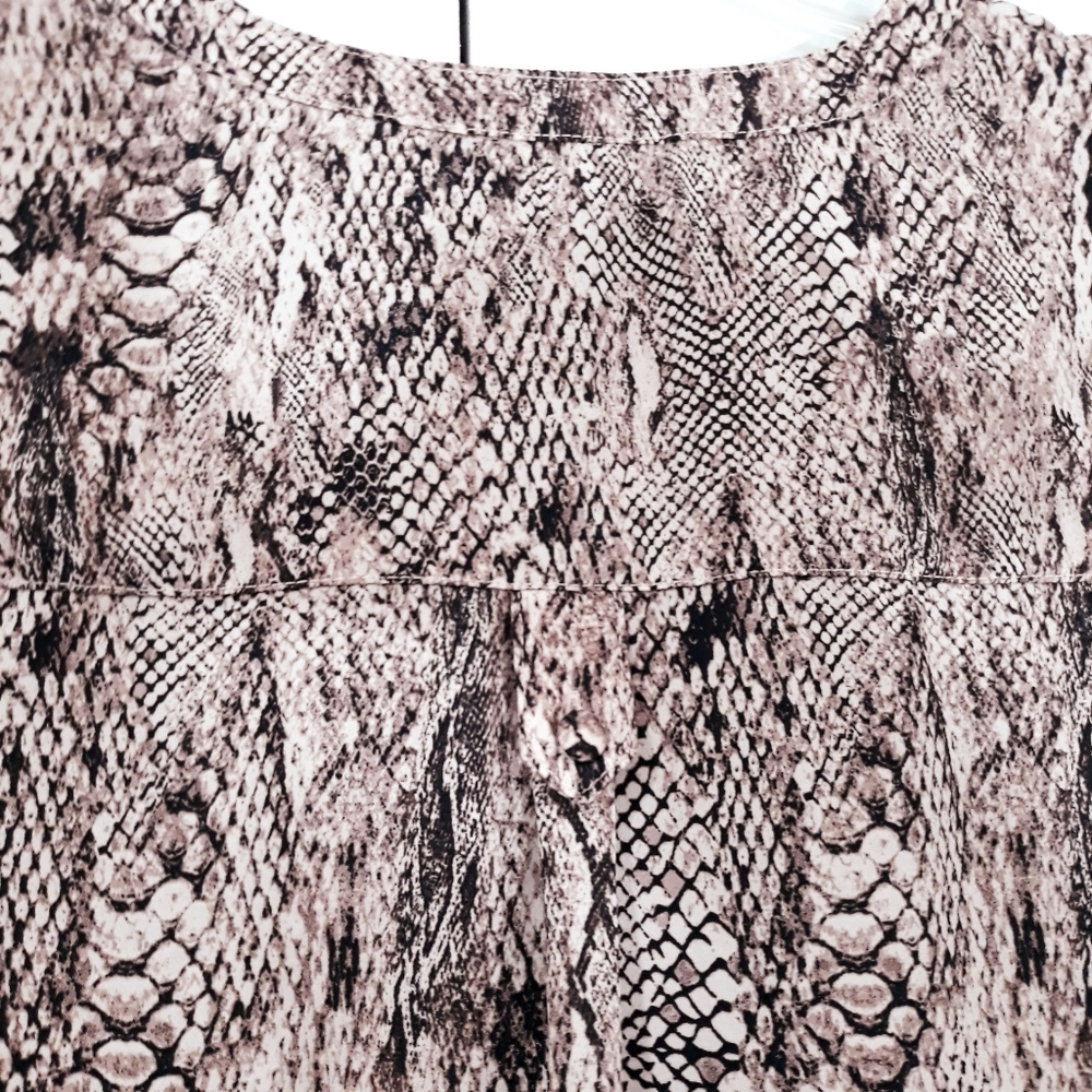Torrid Snake Print Blouse With Front Pockets Sleeves V_Neck Size 0 (12) - Picture 9 of 13